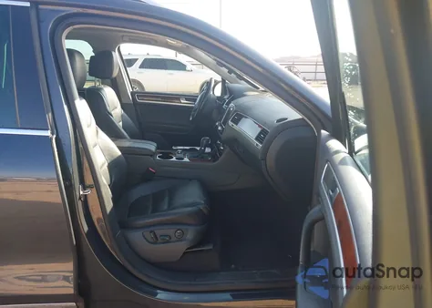 2013 Volkswagen Touareg Tdi Lux z USA, uszkodzony, nr VIN WVGEP9BP8DD013928